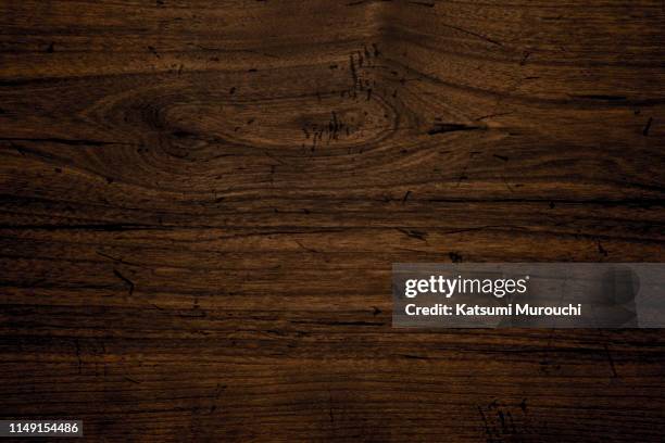 dark brown wood board texture background - veta de madera fotografías e imágenes de stock