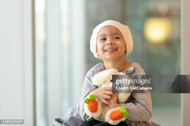 portrait d’une jeune fille ethnique avec le cancer - cellule cancéreuse photos et images de collection
