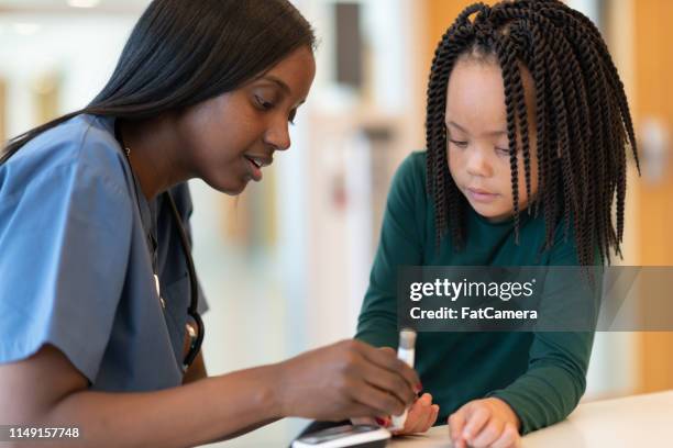 afro-amerikaanse arts ontmoet diabetische patiënt - diabetes awareness stockfoto's en -beelden