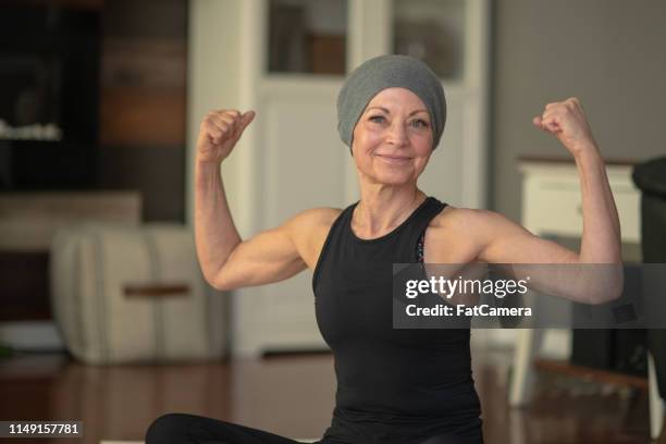 senior vrouw met kanker buigen - cancer survivor stockfoto's en -beelden