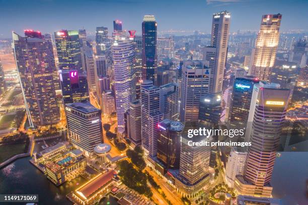 luftblick panoramaabsicht der singapore skyline und marina bay, der yachthafen ist das zentrum der wirtschaft in singapur, gibt es hier das ganze gebäude in singapore - singapore people stock-fotos und bilder