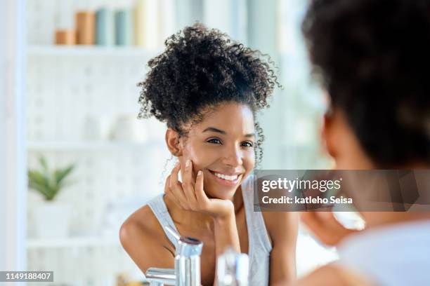 ¡ qué hermosa eres cuando sonríes - bathroom mirror fotografías e imágenes de stock