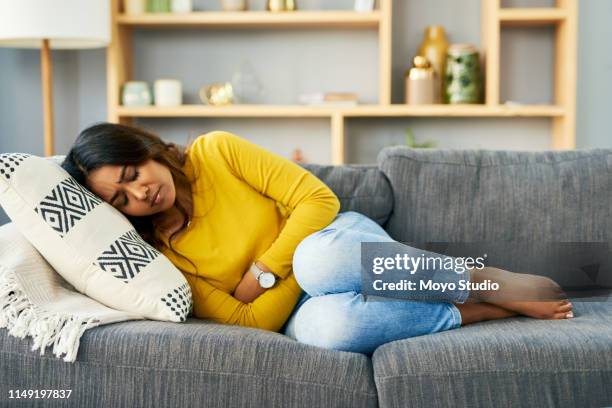 estos calambres están arruinando todo mi día - flat stomach fotografías e imágenes de stock