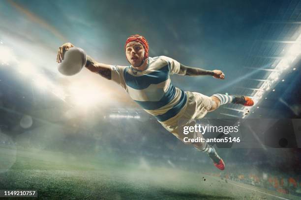 un jugador de rugby caucásico en acción - attack sporting position fotografías e imágenes de stock