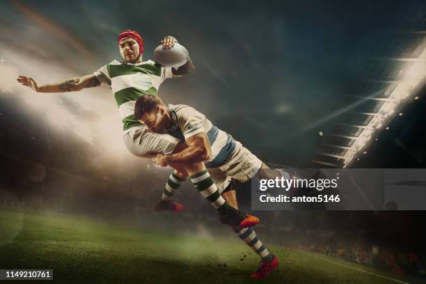 un joueur masculin de rugby caucasien en action - competition round photos et images de collection