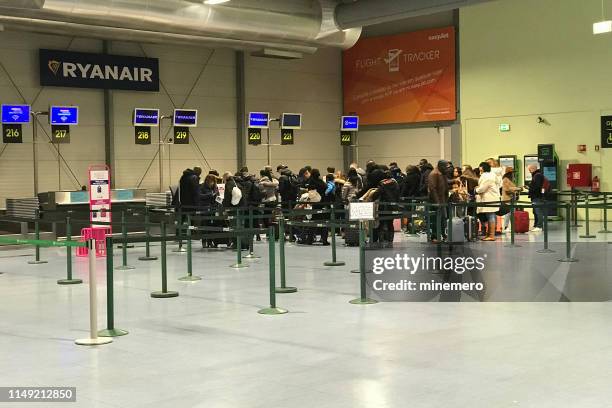 check-in at the airport, lisbon - ryanair imagens e fotografias de stock