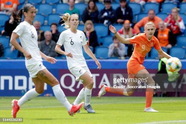 Rebekah Stott of New Zealand Women, Vivianne Miedema of Holland Women during the World Cup Women match between New Zealand v Holland at the Stade...