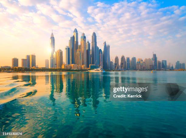 dubai-blick auf die wolkenkratzer des stadtteils marina - dubai city stock-fotos und bilder