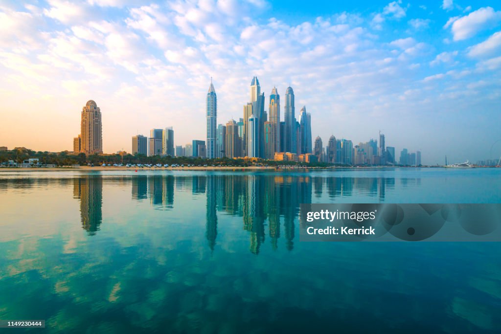 Dubai-vista a los rascacielos del distrito Marina