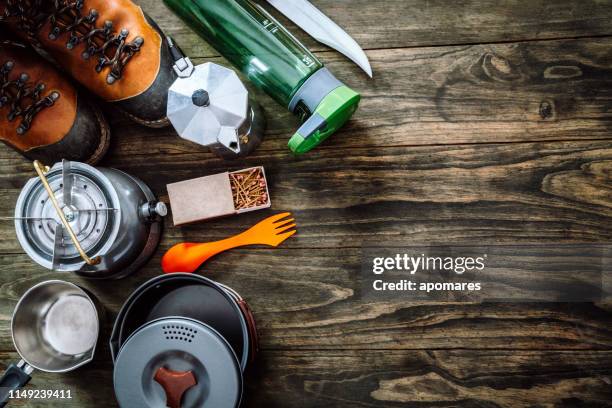 bovenaanzicht van reisbenodigdheden en accessoires voor mountain hiking trip op houten vloer maken van een frame met kopieerruimte - camping stove stockfoto's en -beelden