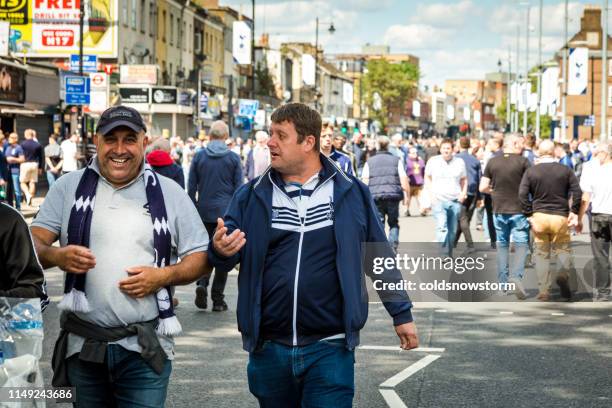 de verdedigers van de voetbal van aansporingen buiten nieuw stadion tottenham hotspur op de dag van de gelijke, londen, het uk - politieke aanhang stockfoto's en -beelden