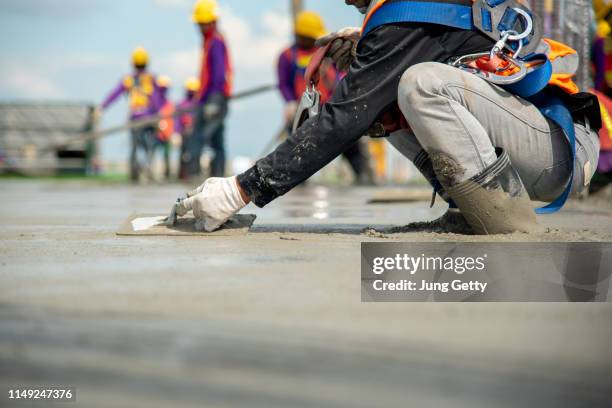 close up hand construction worker - loseta fotografías e imágenes de stock