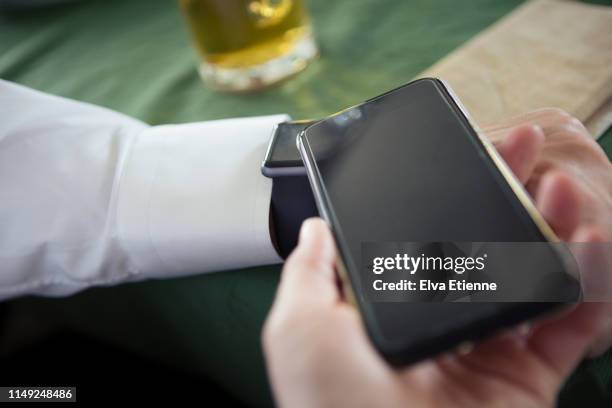 Hand Tapping On Table Hand Tapping Table Fotografías e imágenes de stock - Getty Images