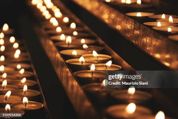 lit candles - griego ortodoxo fotografías e imágenes de stock