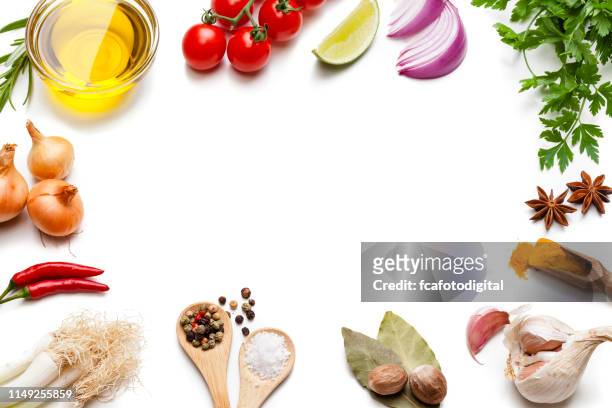 koch-und gewürzhintergründe: gemüse, kräuter und gewürzrahmen. - condiment stock-fotos und bilder