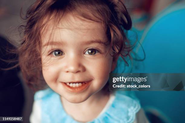 sourire si mignon et innocent - bébés filles photos et images de collection