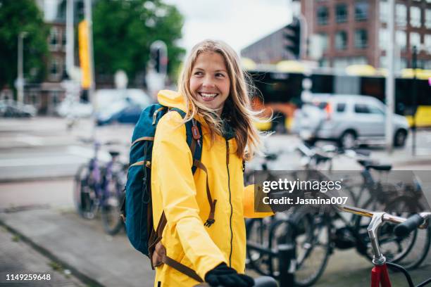 femme hollandaise avec le vélo - cycling streets photos et images de collection