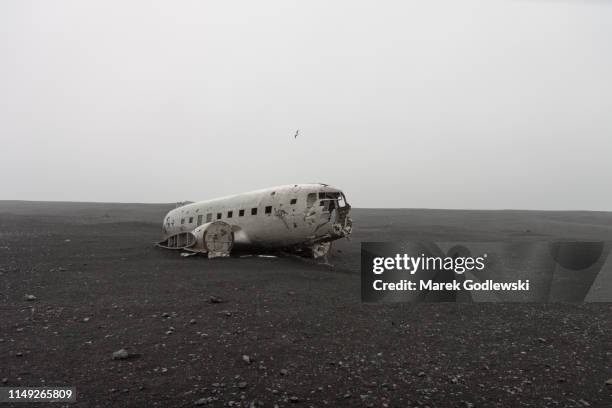solheimasandur dc-3 plane wreck - restos de un accidente fotografías e imágenes de stock