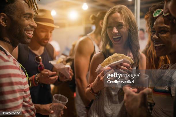 energie opladen - street food stockfoto's en -beelden