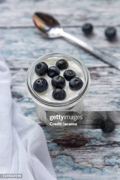 yoghurt with blueberries - blaubeeren stock pictures, royalty-free photos & images