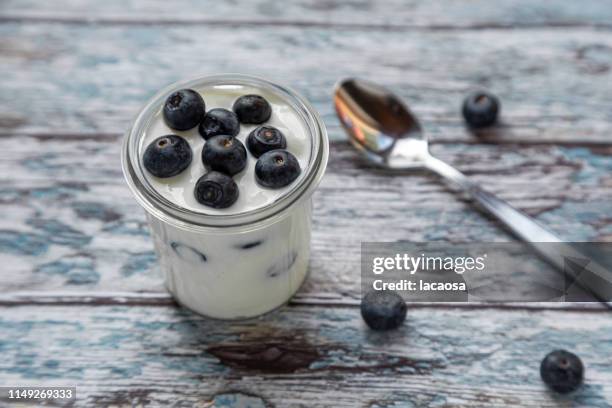 yoghurt with blueberries - blaubeeren stock pictures, royalty-free photos & images