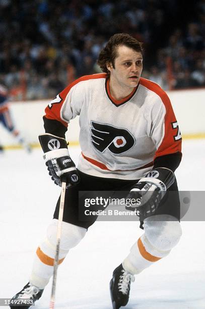 Bill Barber of the Philadelphia Flyers skates on the ice during an NHL game against the New York Islanders circa 1978 at the Spectrum in...