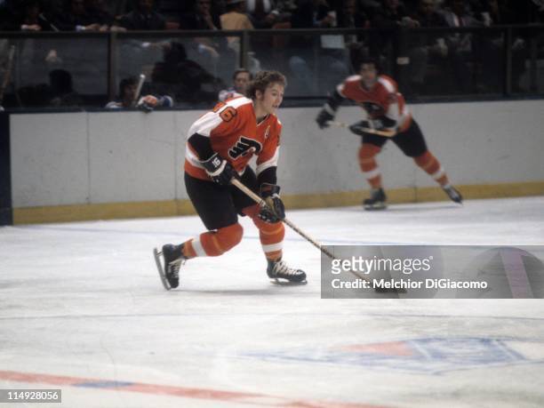 Bobby Clarke of the Philadelphia Flyers skates with the puck during an NHL game against the New York Rangers circa 1975 at the Madison Square Garden...