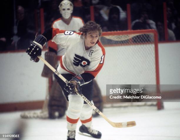 Bobby Clarke of the Philadelphia Flyers skates on the ice during an NHL game circa 1975 at the Spectrum in Philadelphia, Pennsylvania.