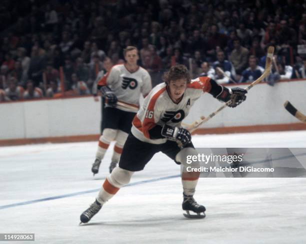 Bobby Clarke of the Philadelphia Flyers skates on the ice during an NHL game against the Toronto Maple Leafs circa 1975 at the Spectrum in...