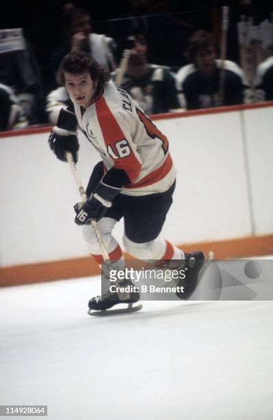 Bobby Clarke of the Philadelphia Flyers skates on the ice during an NHL game against the Minnesota North Stars circa 1976 at the Spectrum in...
