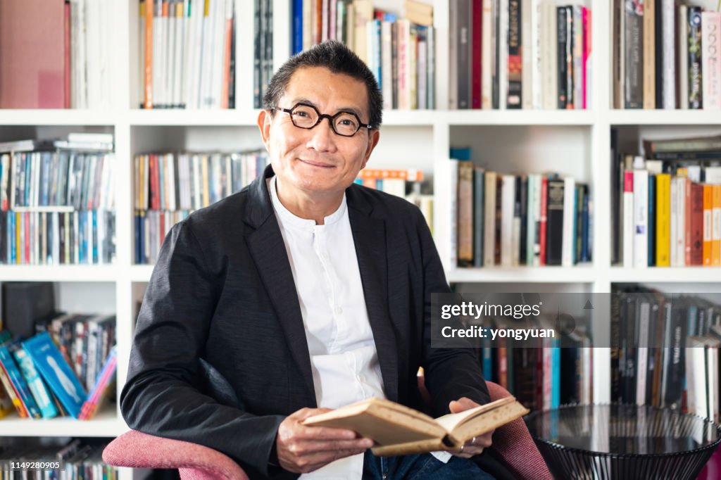 Hombre chino Senior leyendo un libro