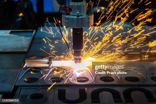 the fiber laser cutting machine cutting the sheet metal plate with the sparking light. hi-technology manufacturing concept. - pantalla plasma fotografías e imágenes de stock