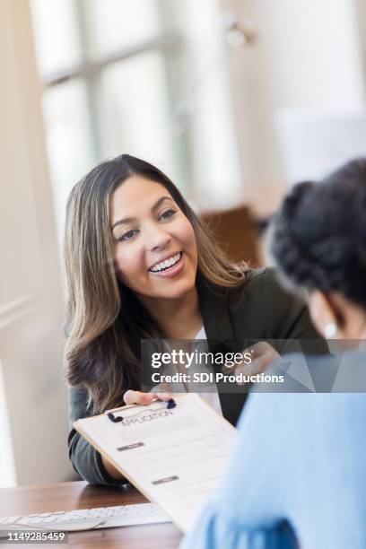 hispanische bankbeamtin zeigt darlehensantrag an kunden - bank manager with client stock-fotos und bilder