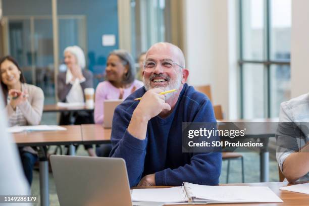 schüler in der erwachsenen-ed-klasse haben spaß - workshop stock-fotos und bilder