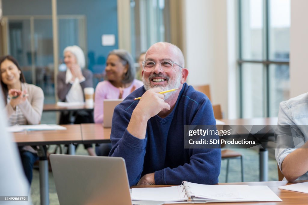 Os estudantes da classe adulta de Ed se divertem