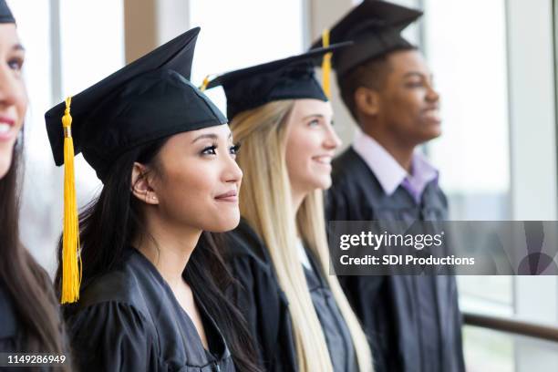 diverse teenager warten darauf, gerufen zu werden - graduation group stock-fotos und bilder