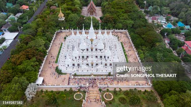 aerial view/buddhists are candlelight procession at wat asoka ram on asanha bucha day. - asanha bucha day in bangkok stock pictures, royalty-free photos & images