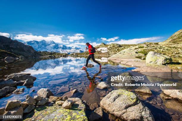 hiker at lej da la tscheppa, engadin, switzerland - cantón de los grisones fotografías e imágenes de stock