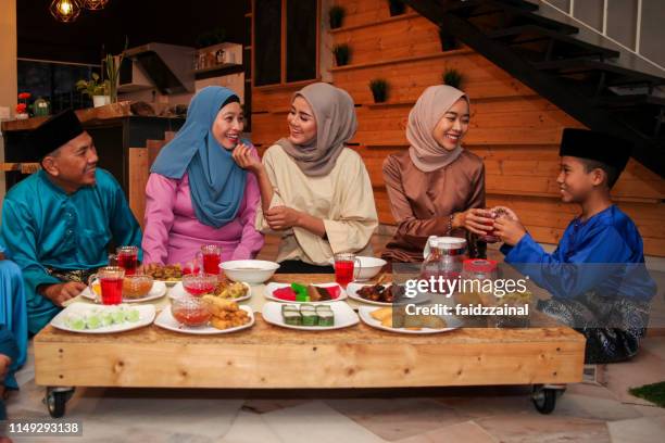 a family hari raya aidilfitri/eid-ul-fitr meal and celebration in malaysia - eid fitr stock-fotos und bilder