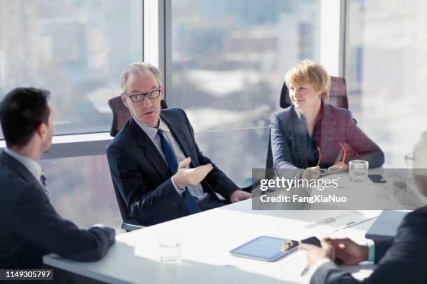 geschäftsmann bittet um ideen in konferenzzimmer-meeting - formelle geschäftskleidung stock-fotos und bilder