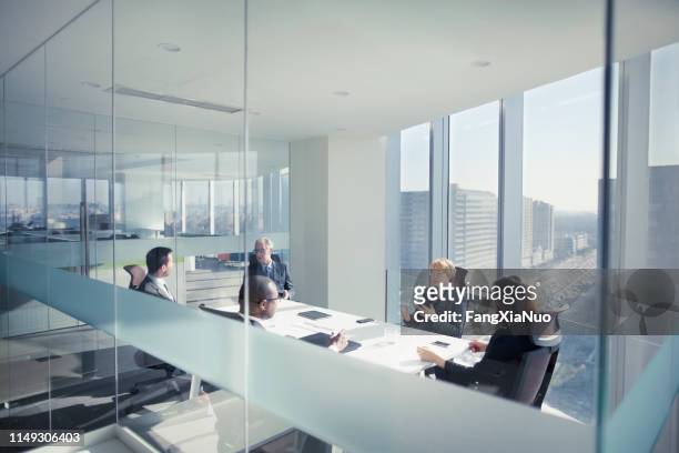 gruppo di uomini d'affari seduti in riunione - authority foto e immagini stock