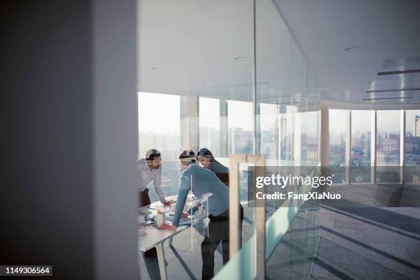 colegas de negocios hablando en la reunión de planificación - business future fotografías e imágenes de stock