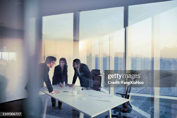 zakelijke collega's plannen samen in meeting - engaged sunset stockfoto's en -beelden
