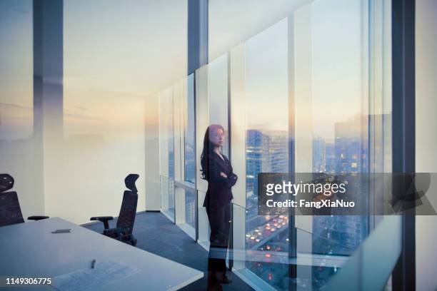 portrait de femme d’affaires regardant l’appareil-photo dans la salle de réunion - smart windows photos et images de collection