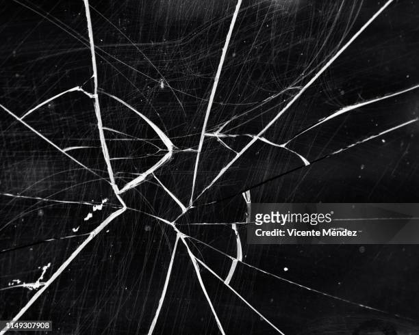 broken glass - ひびが入った ストックフォトと画像