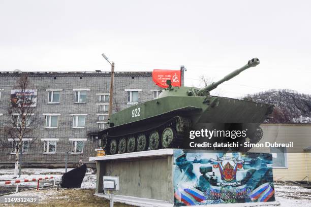 petchenga military building and tank memorial - propaganda stock pictures, royalty-free photos & images