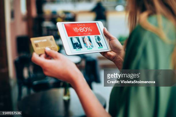 jonge vrouw online winkelen - app store stockfoto's en -beelden