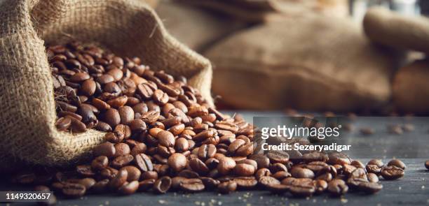 koffie - geroosterde koffieboon stockfoto's en -beelden