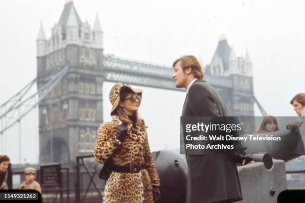London, England Anna Palk, Roger Moore, at London Bridge, appearing in the ABC tv series 'The Persuaders!' episode 'The Time and the Place'.