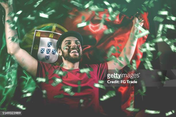 tifoso portoghese che festeggia con la bandiera nazionale - cultura portoghese foto e immagini stock
